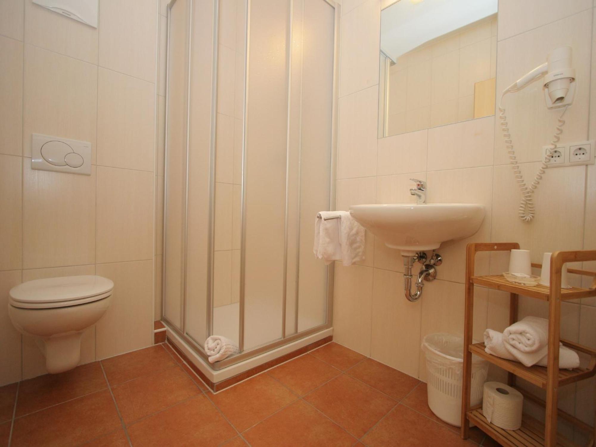 Spacious In Near Area Apartment Uderns